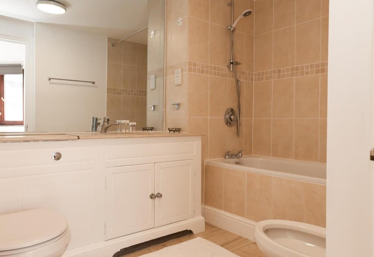 Spacious 1 Bed Mayfair Apartment With Balcony London Bagian luar foto