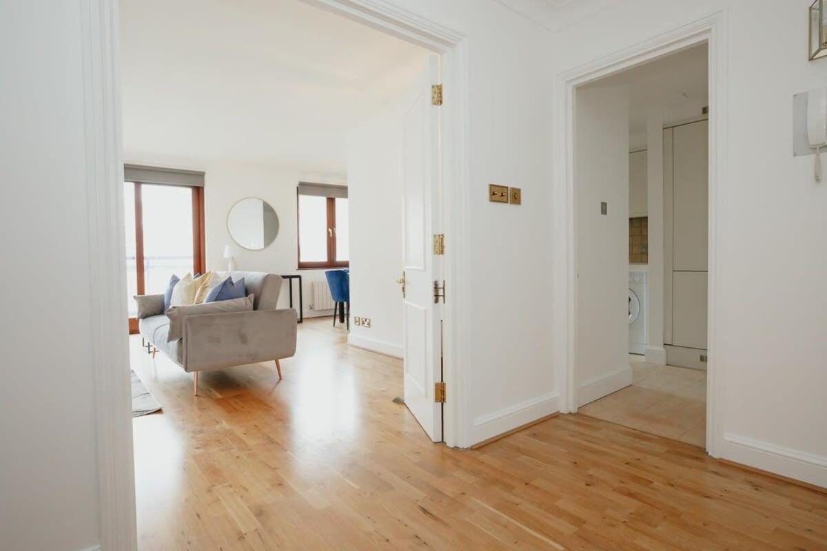 Spacious 1 Bed Mayfair Apartment With Balcony London Bagian luar foto