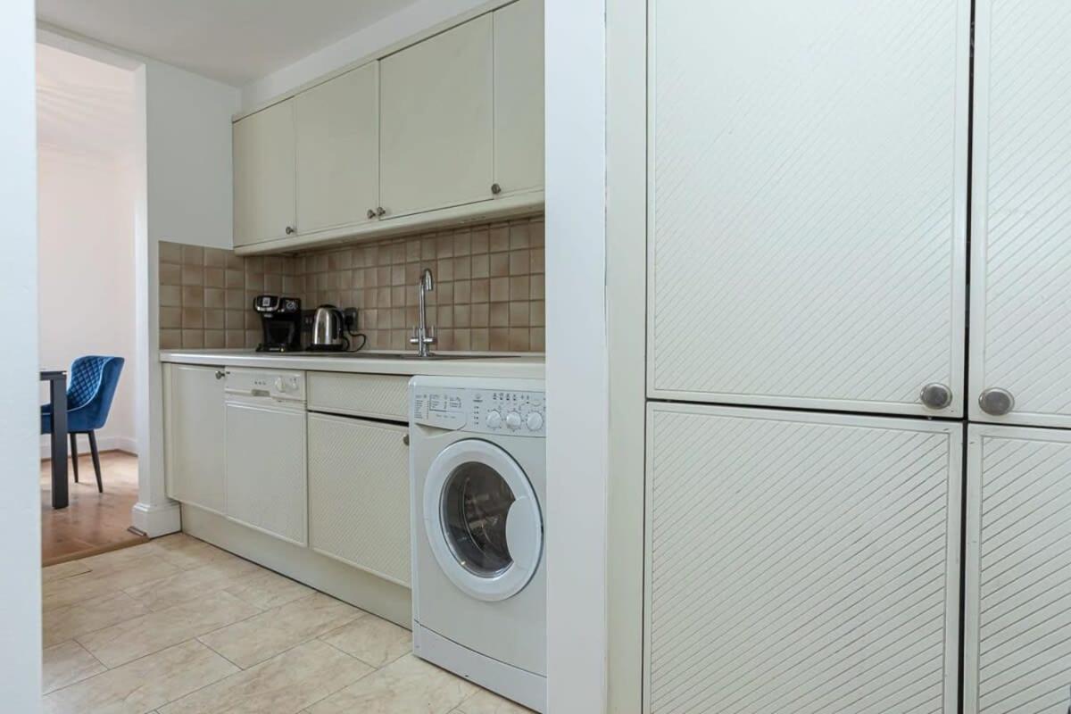 Spacious 1 Bed Mayfair Apartment With Balcony London Bagian luar foto