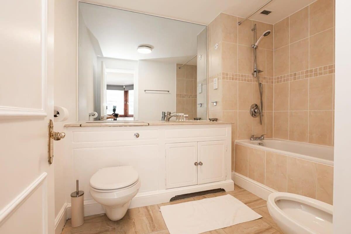 Spacious 1 Bed Mayfair Apartment With Balcony London Bagian luar foto